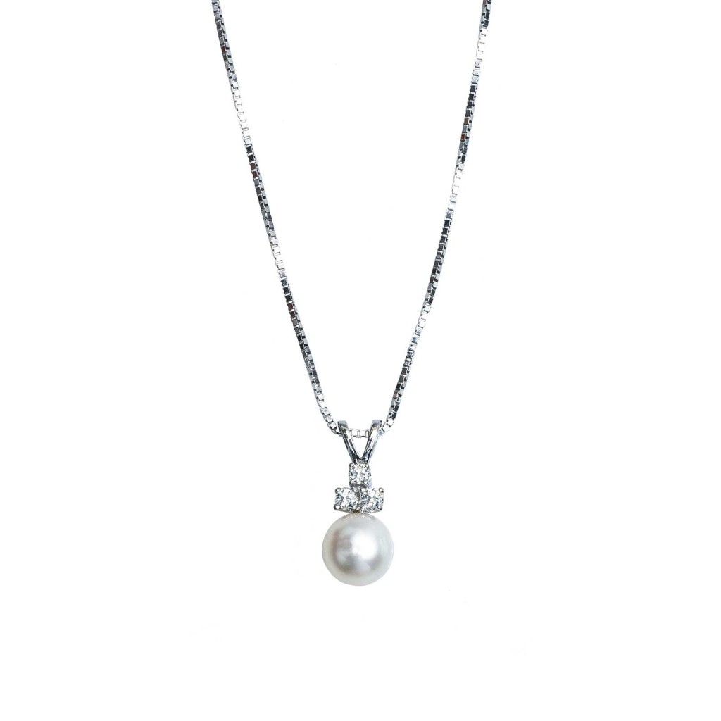 White gold necklace centered with a white pearl and diamonds.