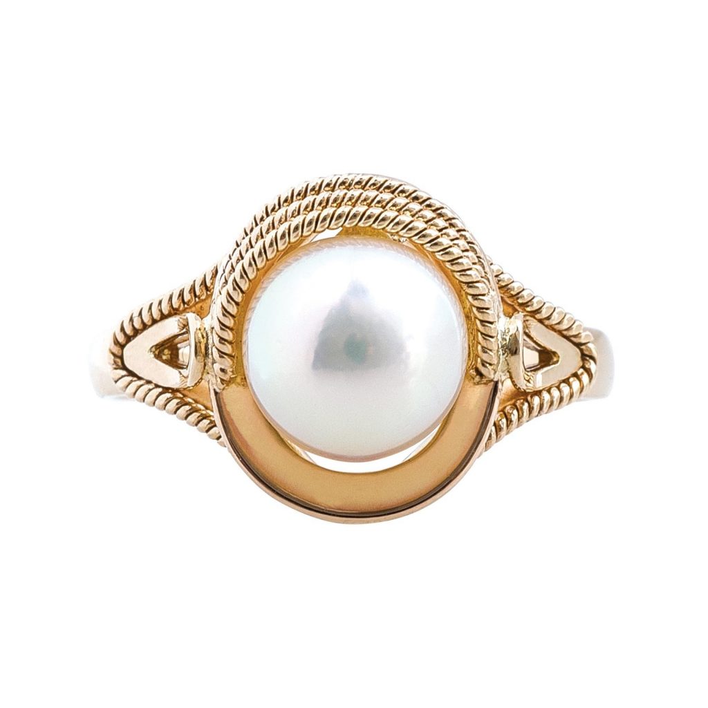 Yellow gold ring centered with a pearl.