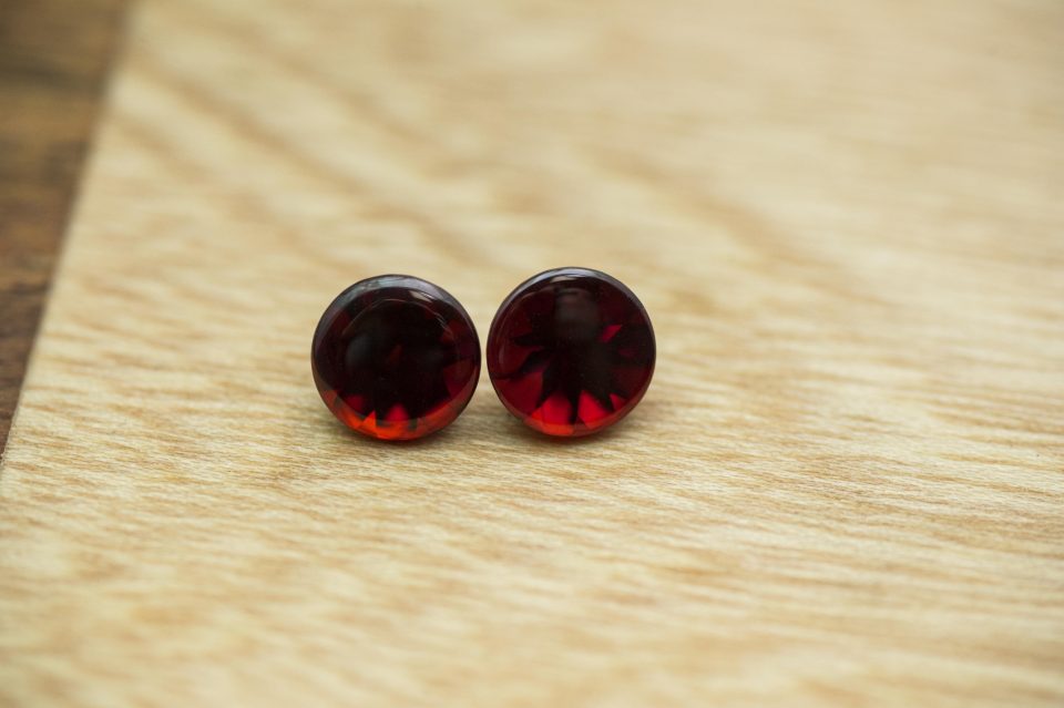 Loose round cut garnets.