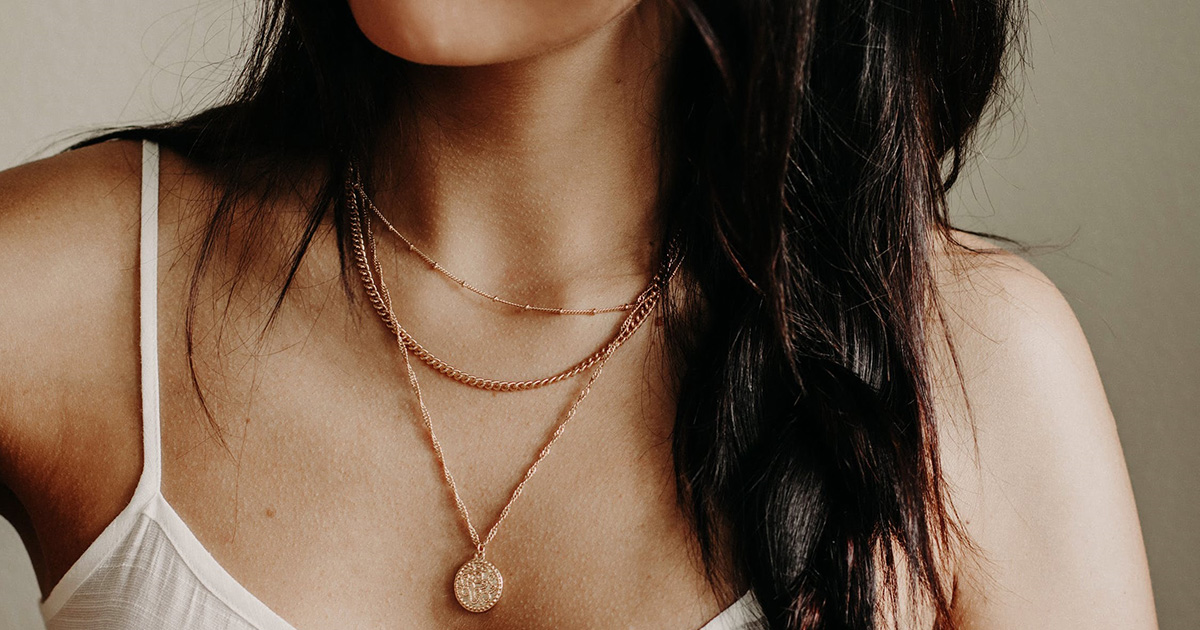 Gold Necklace Trend + How to Layer Gold Neckaces