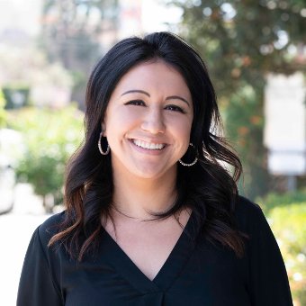 professional headshot of Bianca Bullock, jewelry store saleswoman