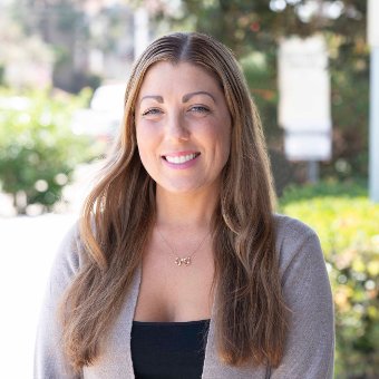 professional headshot of Logan Eaquinta, jewelry store saleswoman 