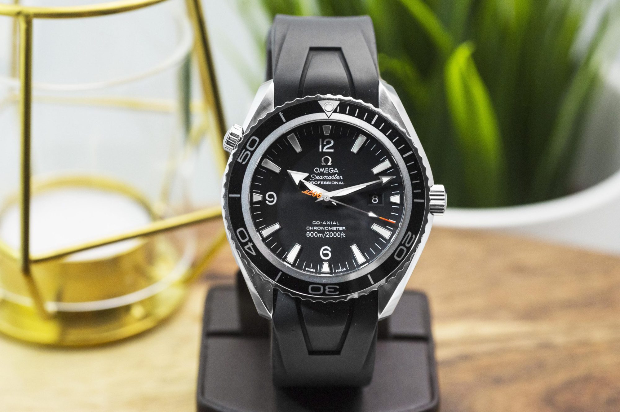 Pre-owned men’s Omega Seamaster in stainless steel with a black rubber strap and black
dial.